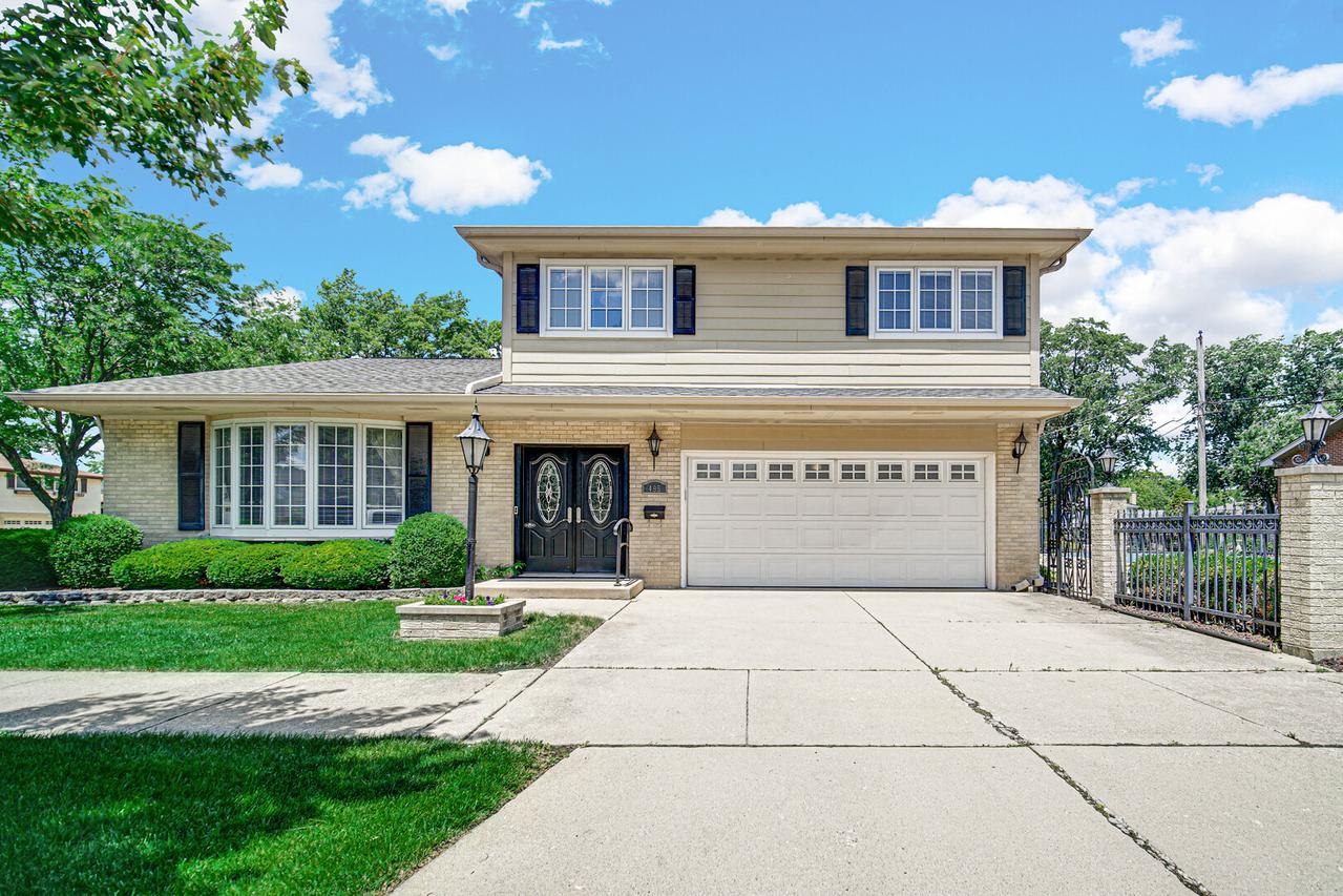 495 E Park Manor Ct., Elmhurst, IL 60126