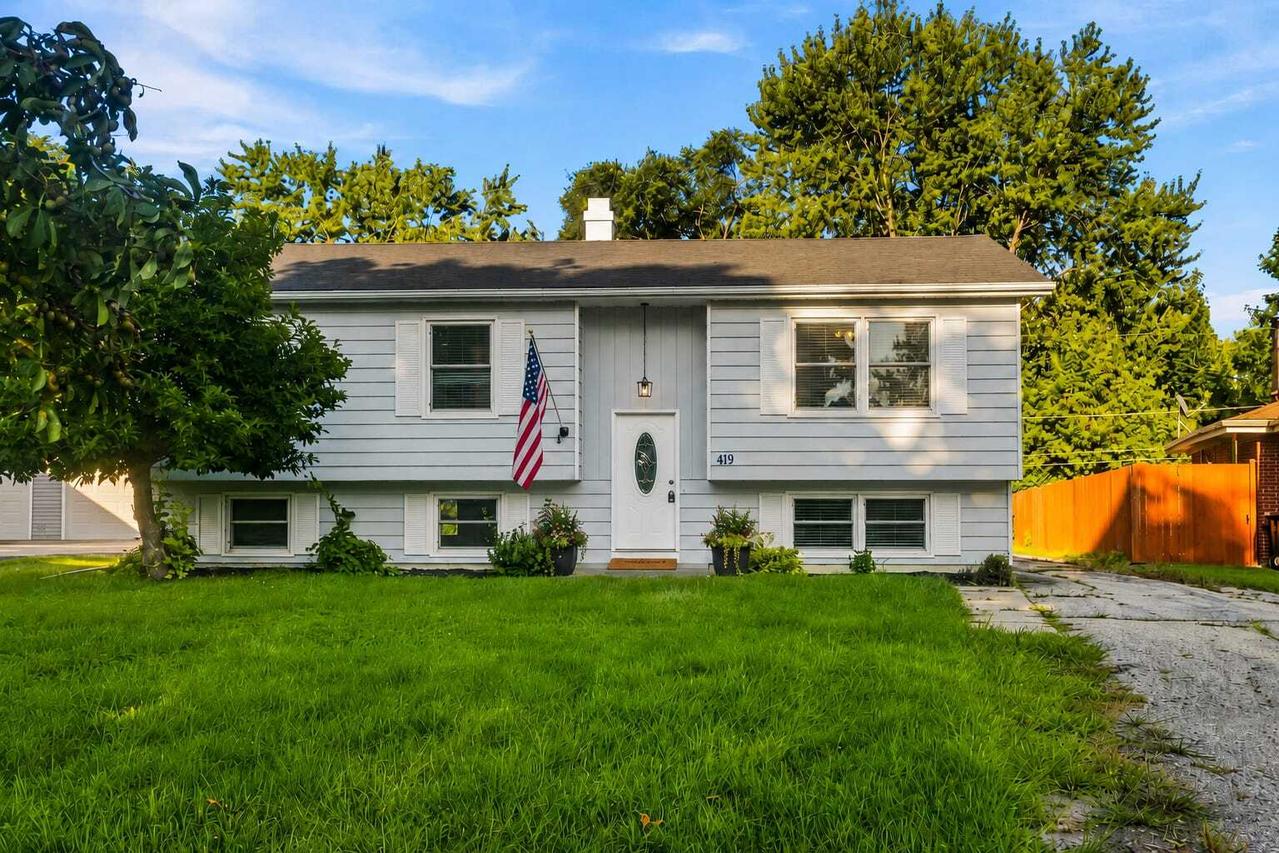 419 Deerpath Dr., Lindenhurst, IL 60046