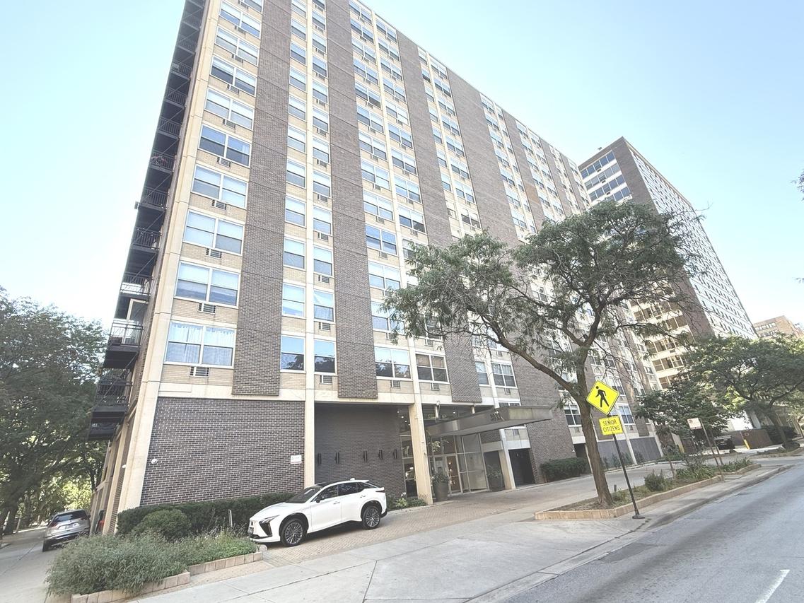3033 N Sheridan Rd. #403, Chicago, IL 60657