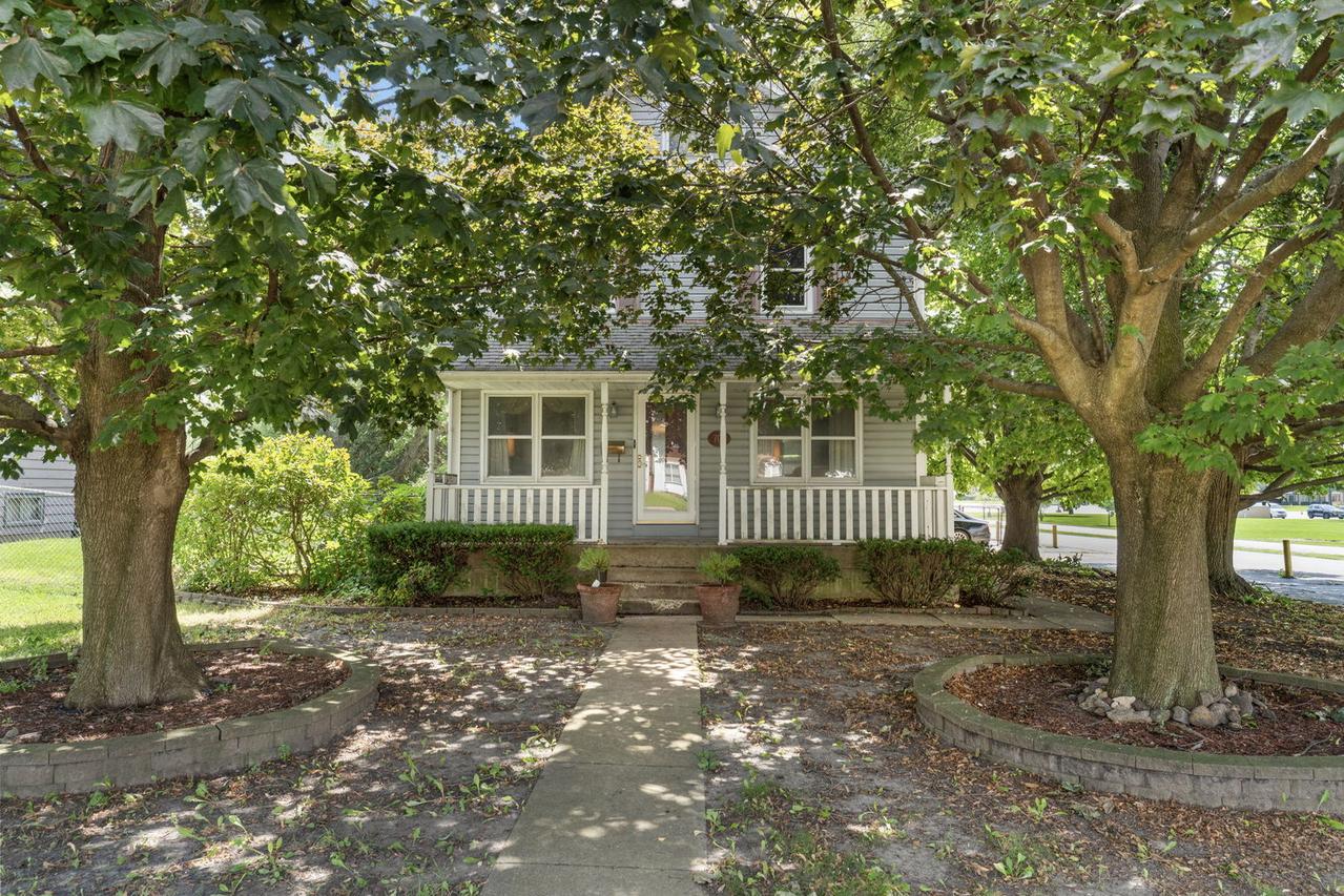 706 Old Indian Tr., Aurora, IL 60506