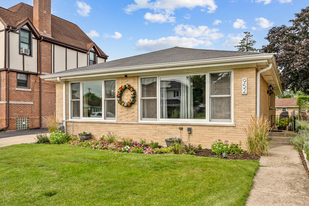 952 W Grant Dr., Des Plaines, IL 60016