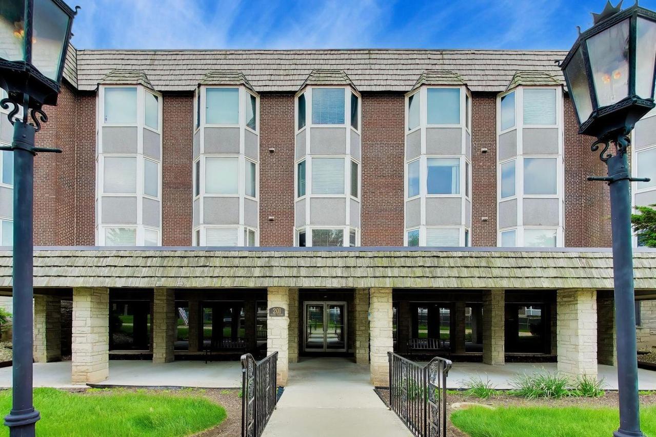 201 Thames Pkwy. #3H, Park Ridge, IL 60068