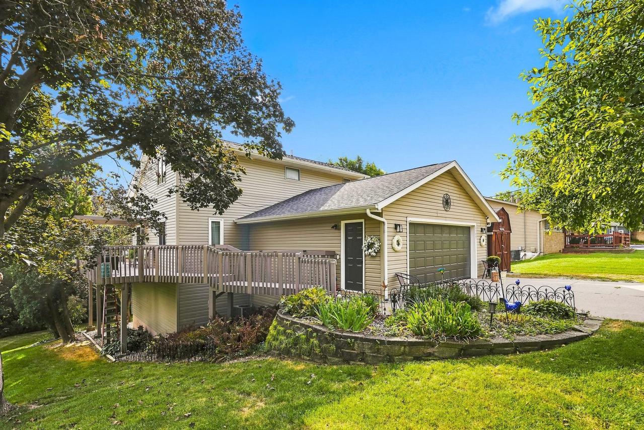 2105 E 6th St., Coal Valley, IL 61240