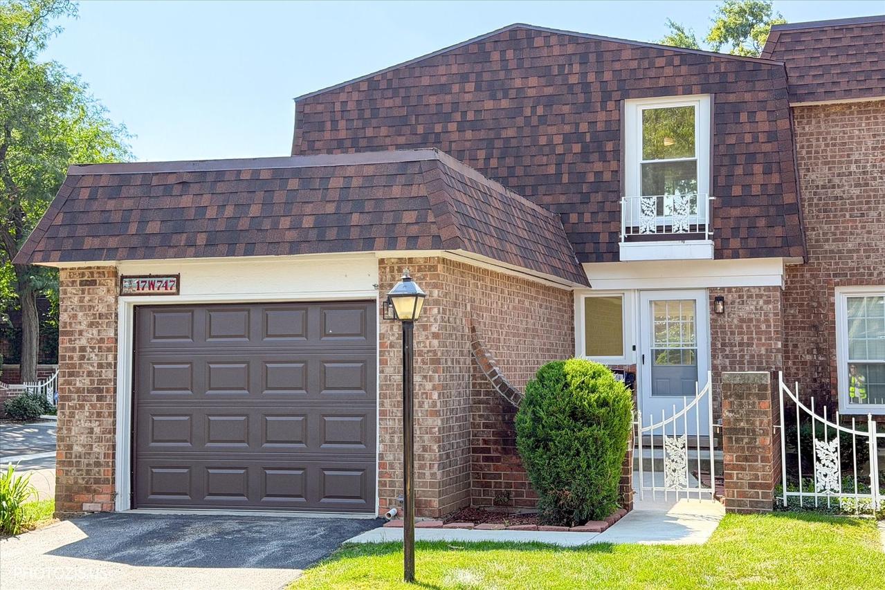 17W747 Standish Ln., Villa Park, IL 60181