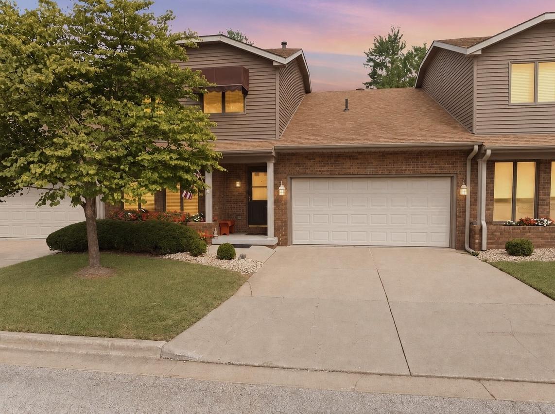 125 Manor Cir., Bloomington, IL 61704