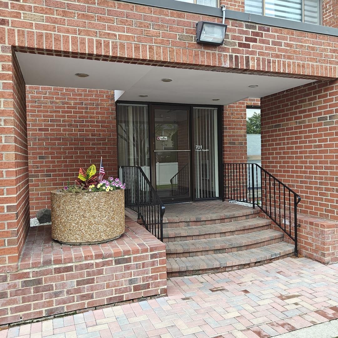 701 Forum Sq. #106, Glenview, IL 60025