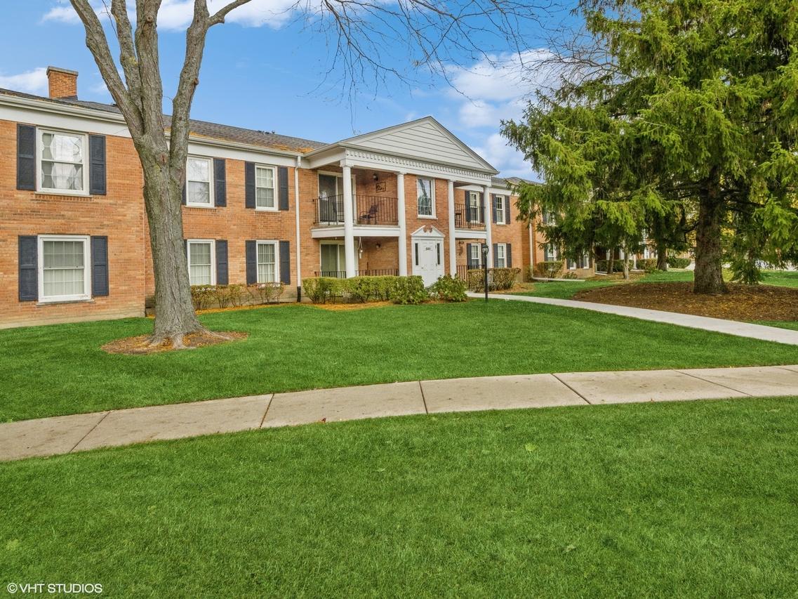 550 Shorely Dr. #104, Barrington, IL 60010