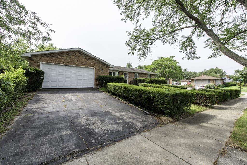 2715 Hyde Park Ave., Waukegan, IL 60085