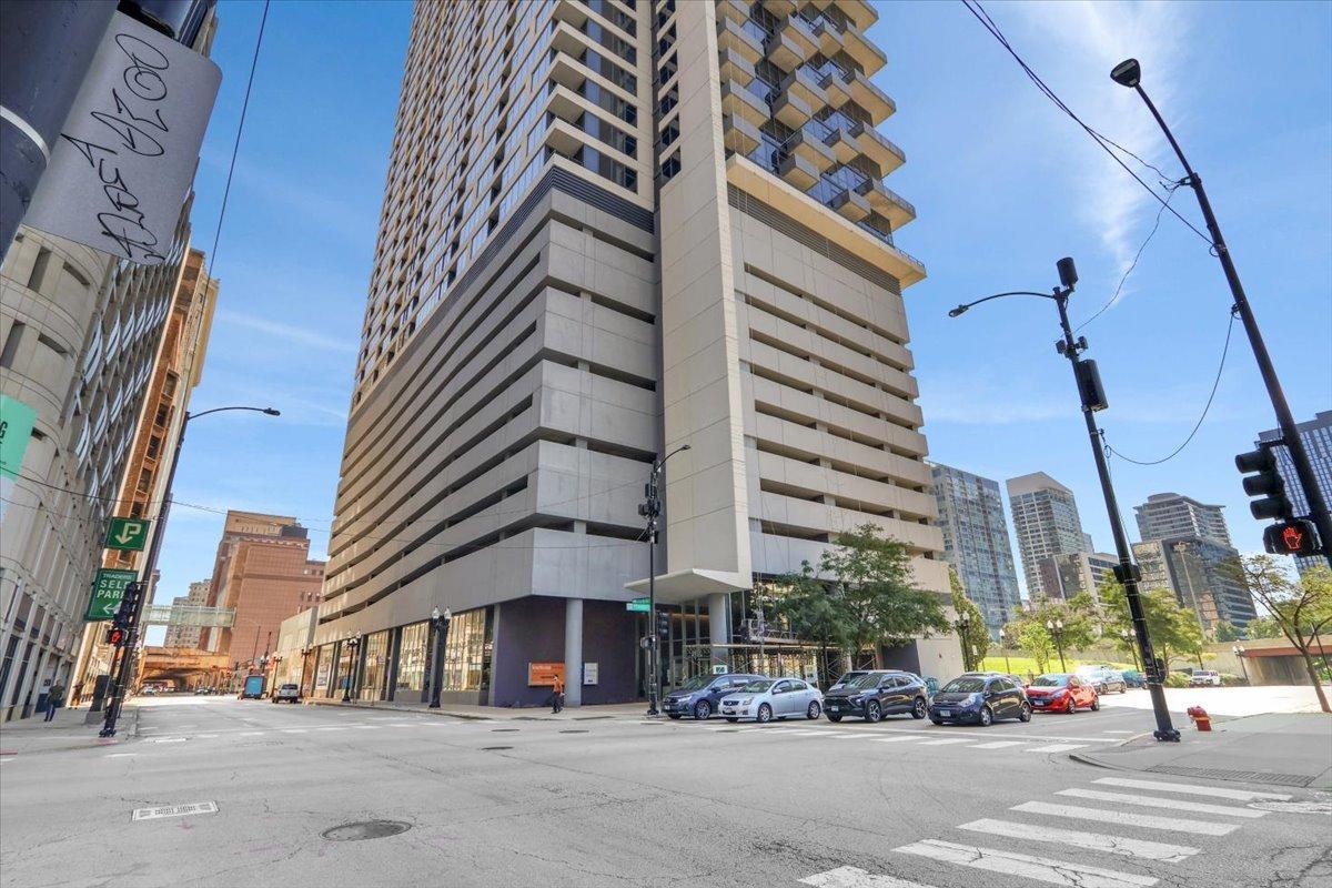 235 W Van Buren St. #2007, Chicago, IL 60607