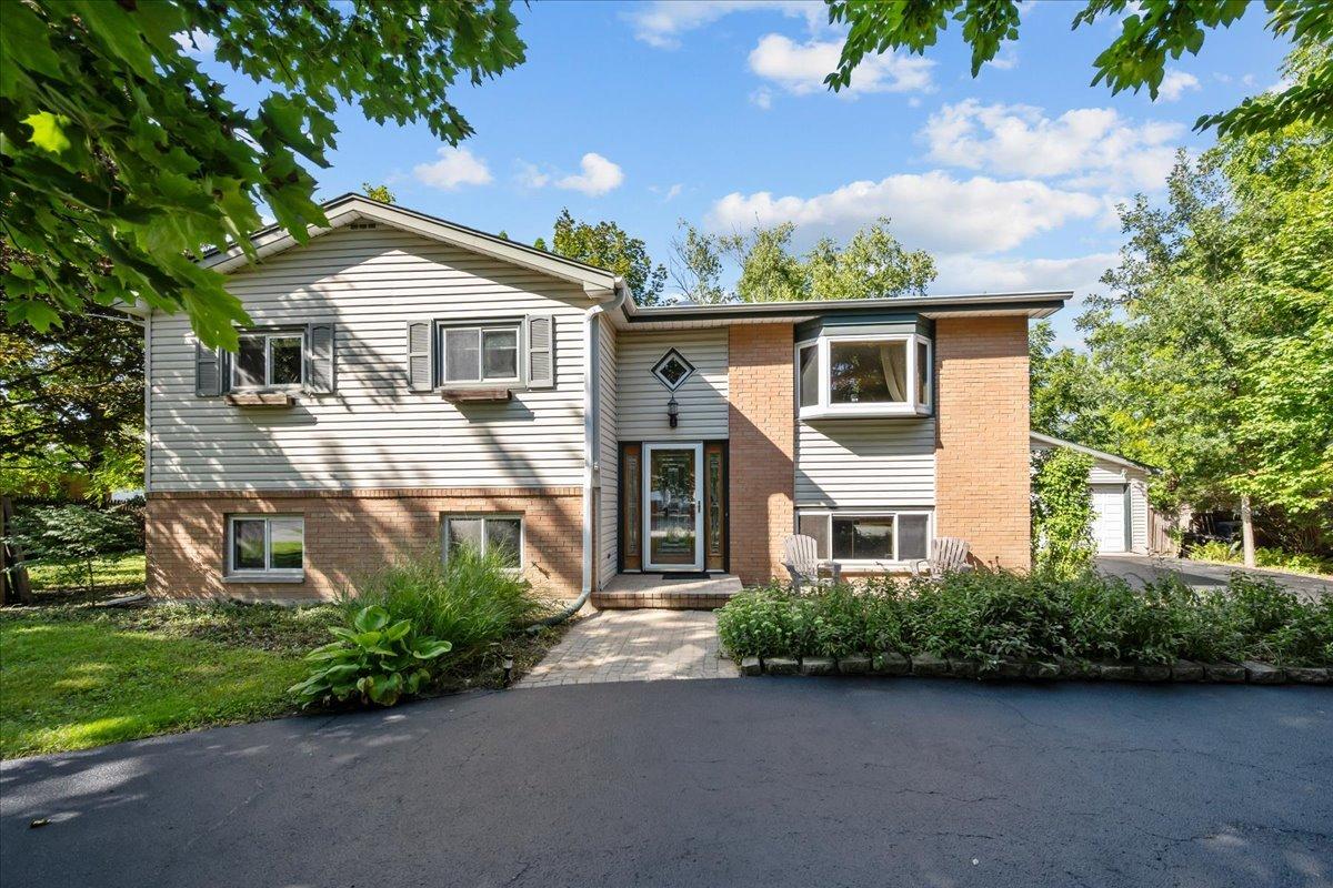 711 Quassey Ave., Lake Bluff, IL 60044
