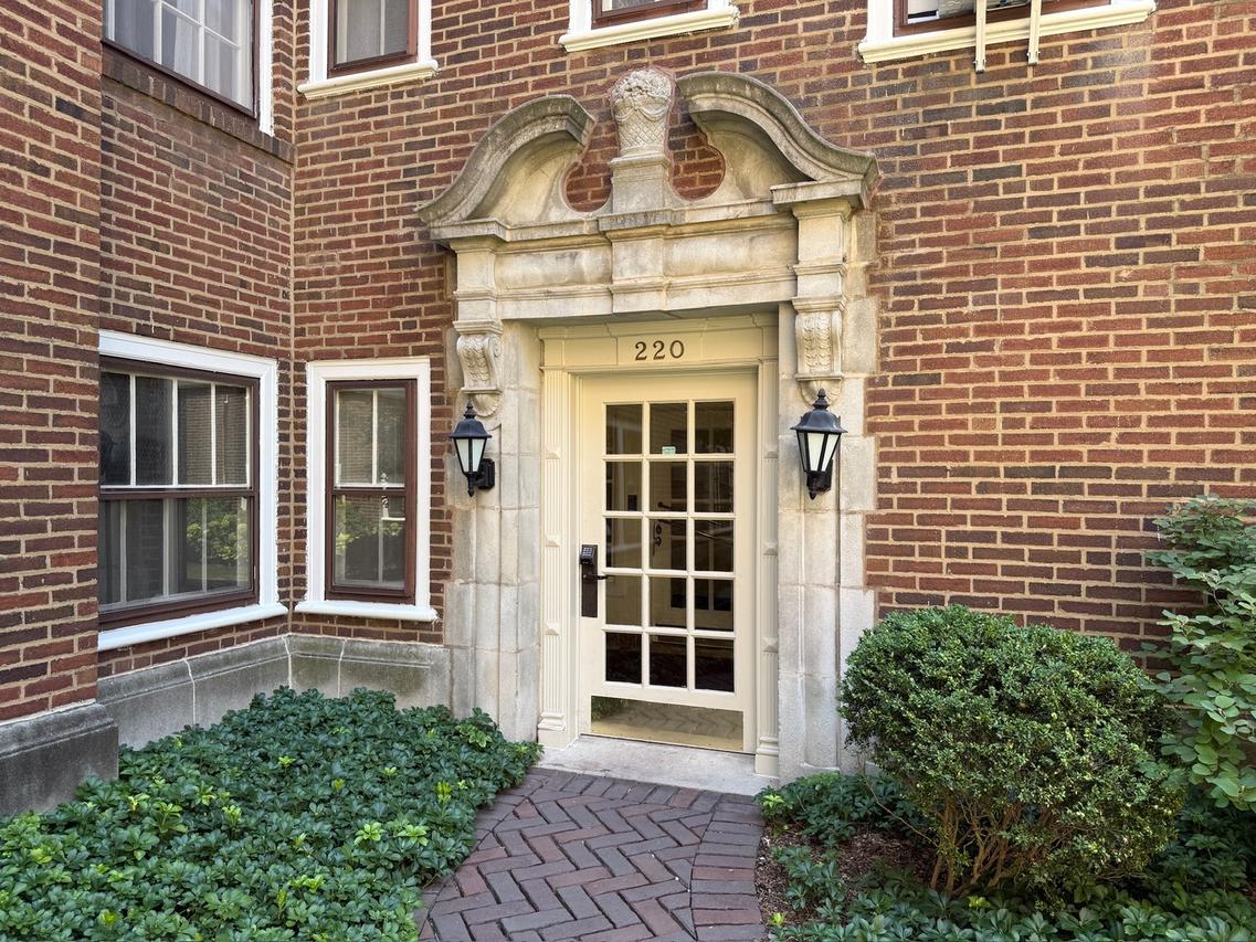 220 S Maple Ave. #42, Oak Park, IL 60302