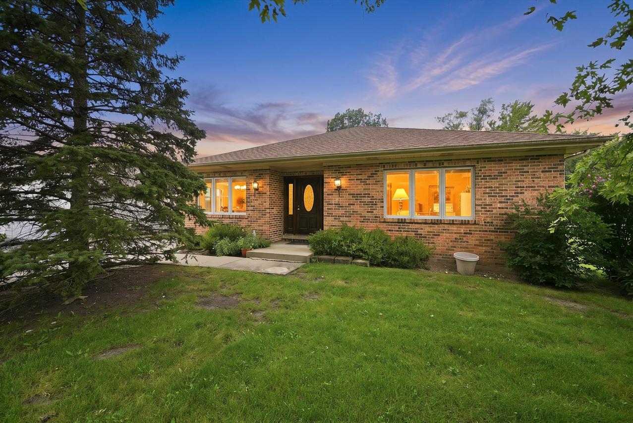 709 Jenkisson Ave., Lake Bluff, IL 60044