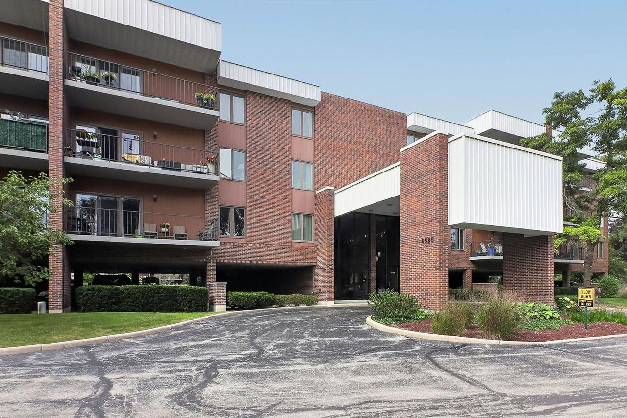 6585 Main St. #202, Downers Grove, IL 60516