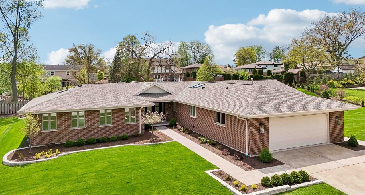 9019 W Sierra Ln., Palos Hills, IL 60465
