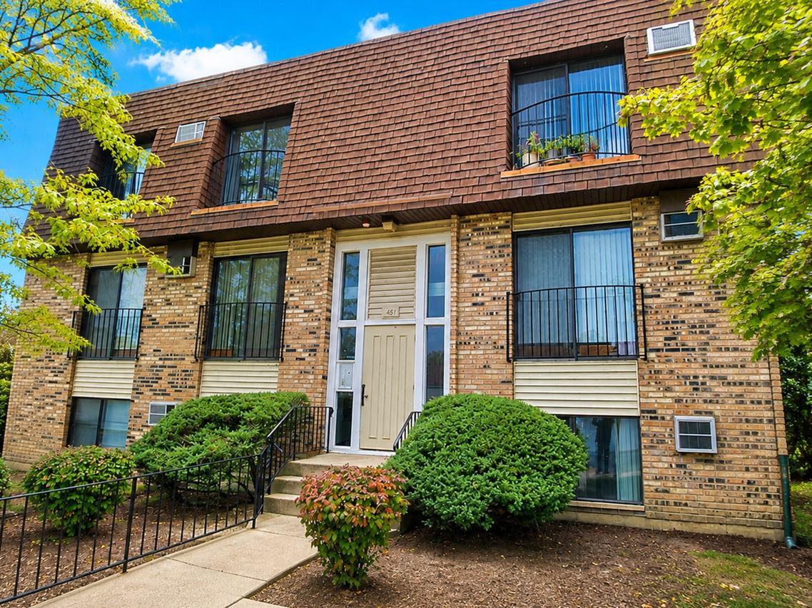 181 N Waters Edge Dr. #202, Glendale Heights, IL 60139