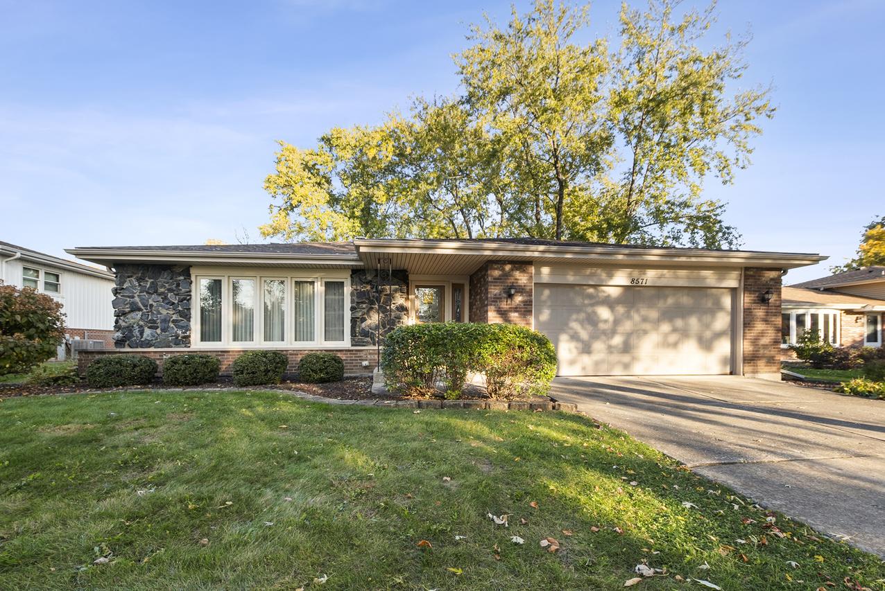 8571 Wood Vale Dr., Darien, IL 60561