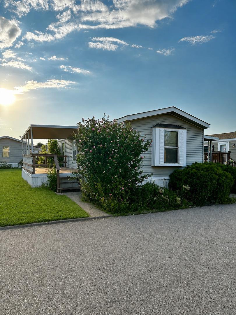 27W370 Geneva Rd. #124, West Chicago, IL 60185