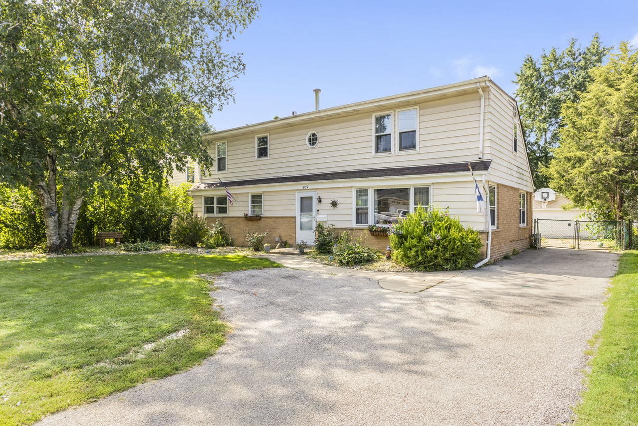 309 E Walnut St., Roselle, IL 60172