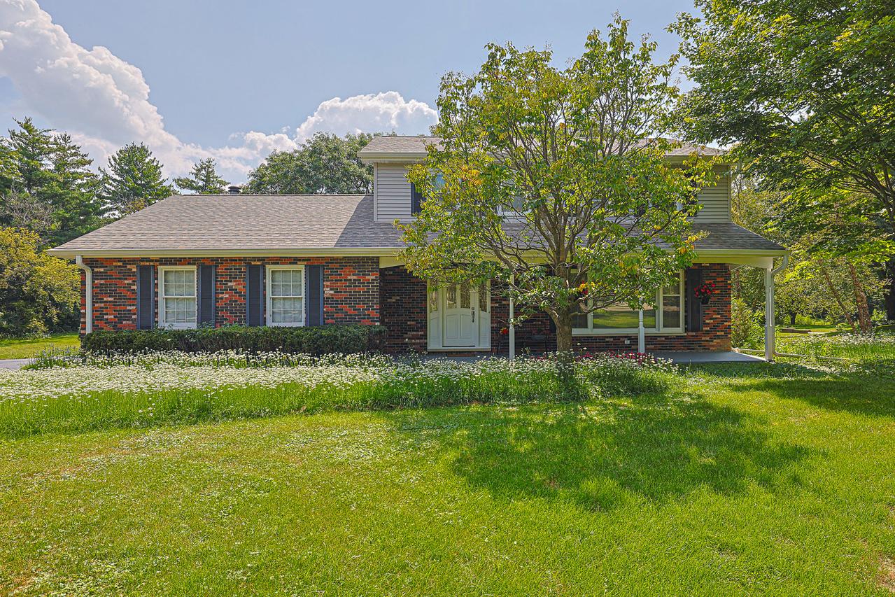 52 Darlington Dr., Hawthorn Woods, IL 60047