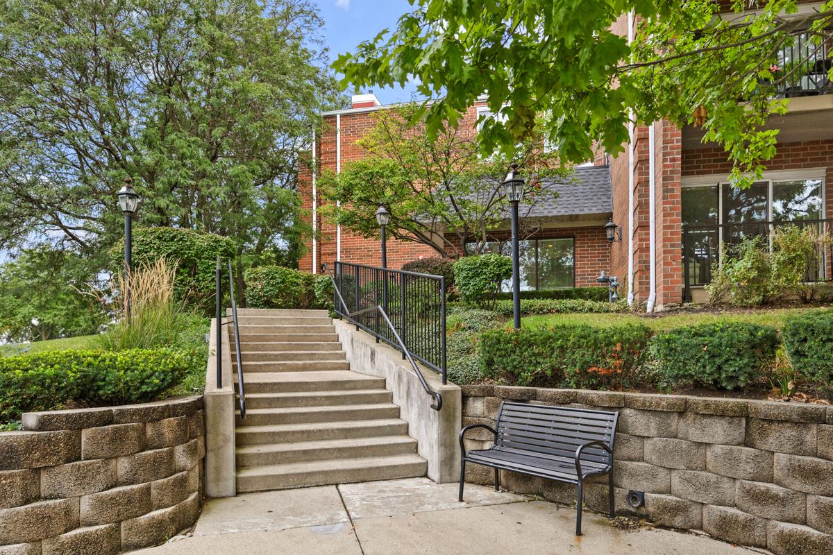 805 Leicester Rd. #106, Elk Grove Village, IL 60007