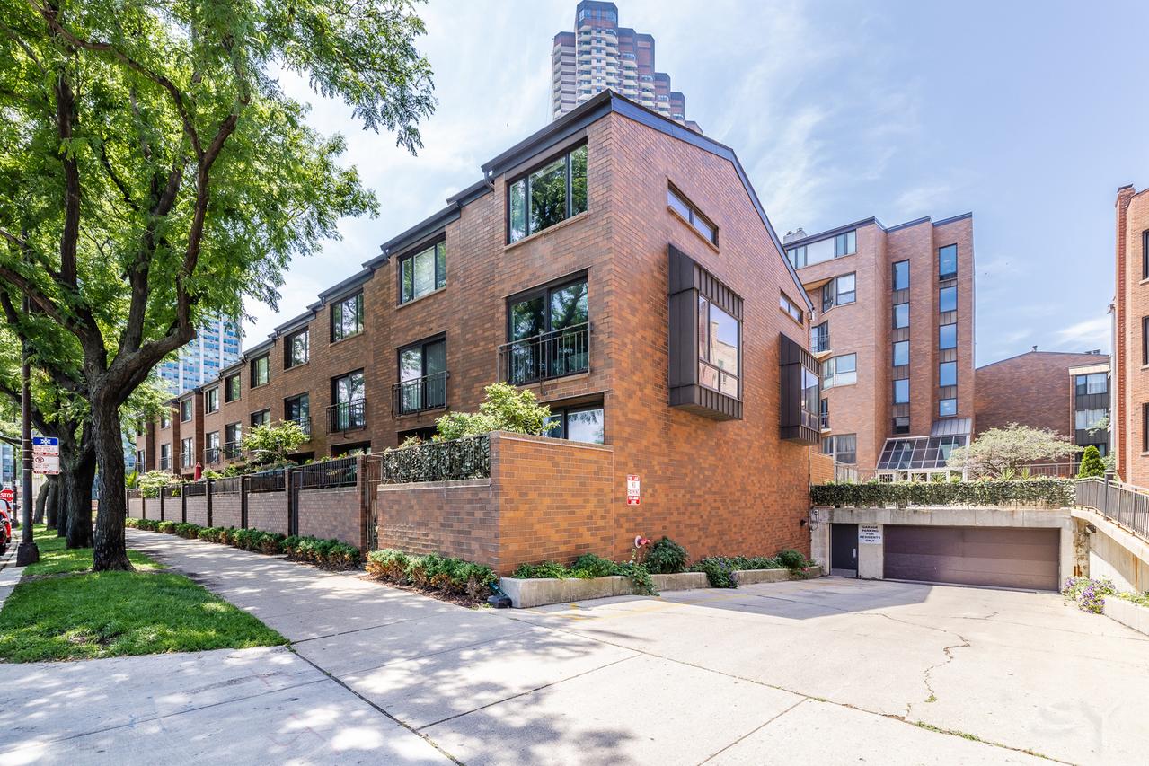 3700 N Lake Shore Dr. #303, Chicago, IL 60613