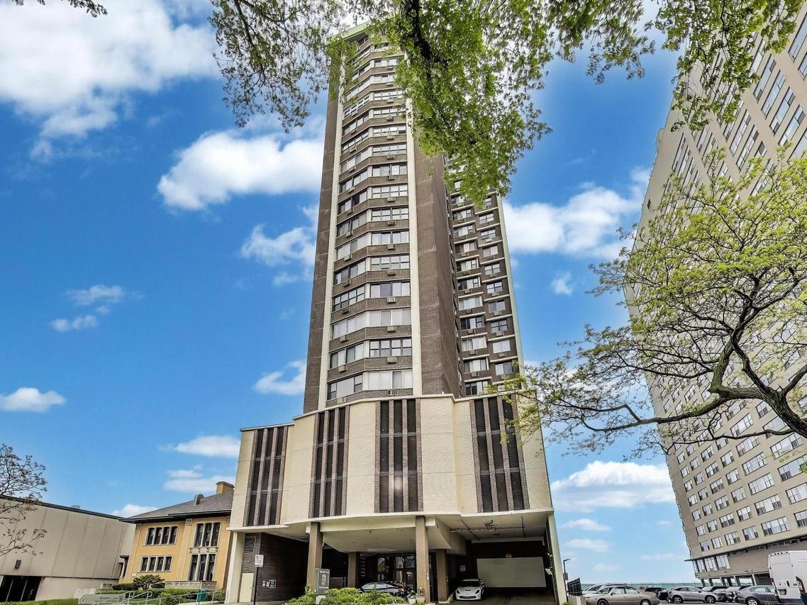 6325 N Sheridan Rd. #2106, Chicago, IL 60660