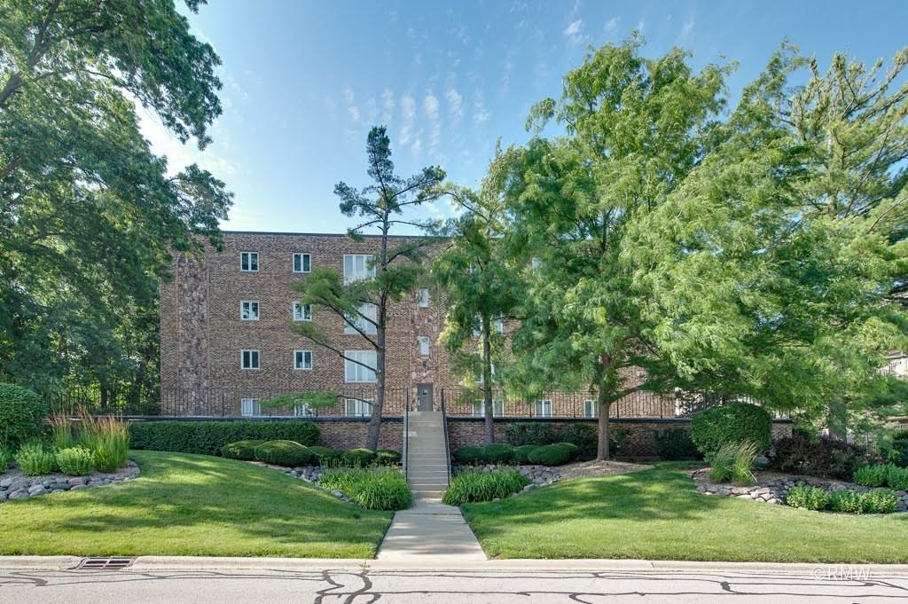 467 Hiawatha Tr. #106, Wood Dale, IL 60191