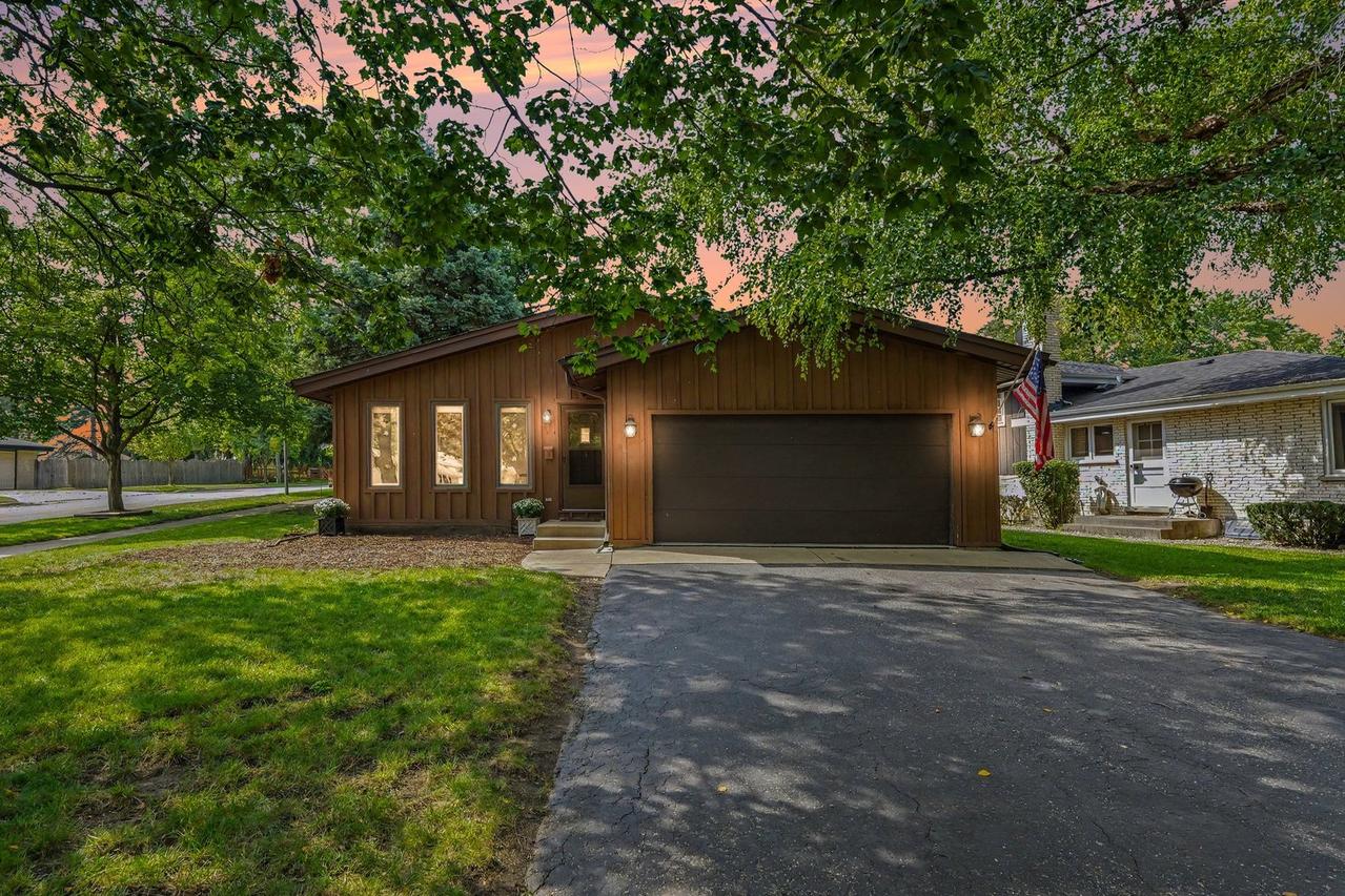 452 Commonwealth Ln., Elmhurst, IL 60126