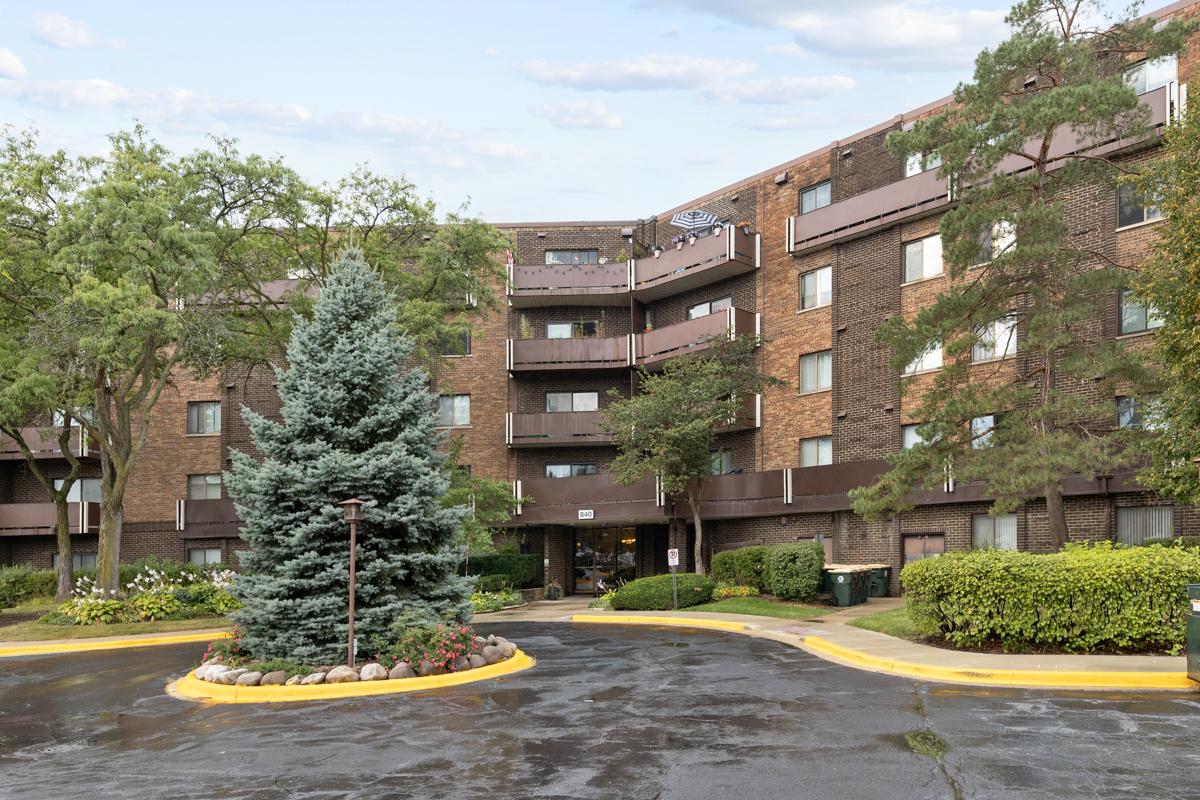 840 Wellington Ave. #303, Elk Grove Village, IL 60007