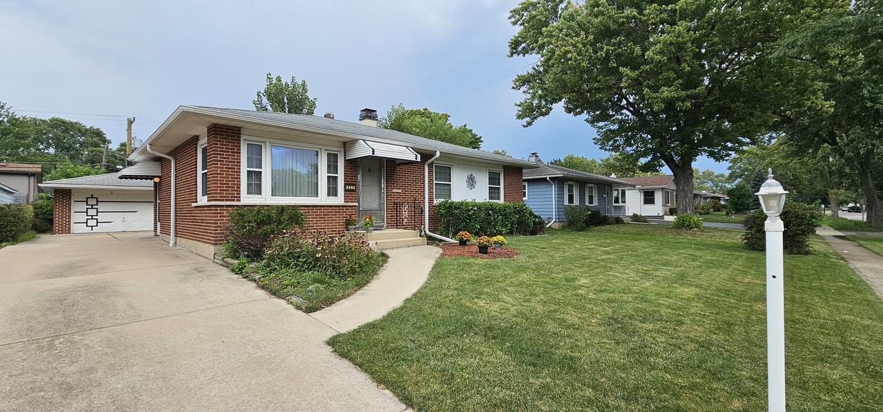 2402 Cedar St., Rolling Meadows, IL 60008