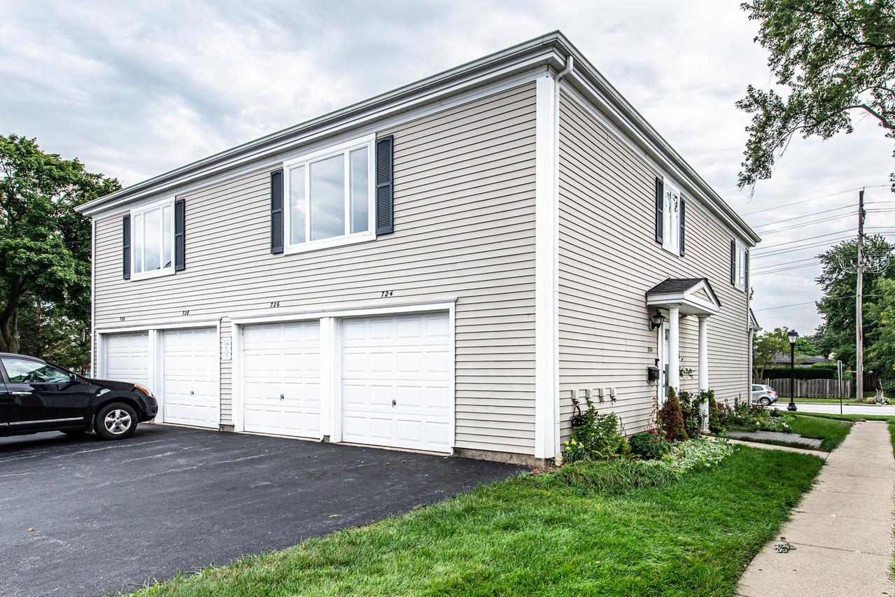 724 E Old Willow Rd. #104D, Prospect Heights, IL 60070