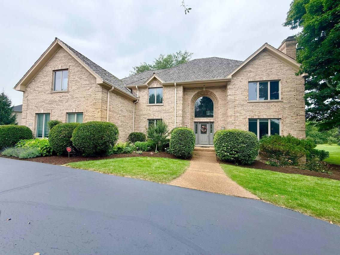 28278 Gray Barn Ln., Lake Barrington, IL 60010