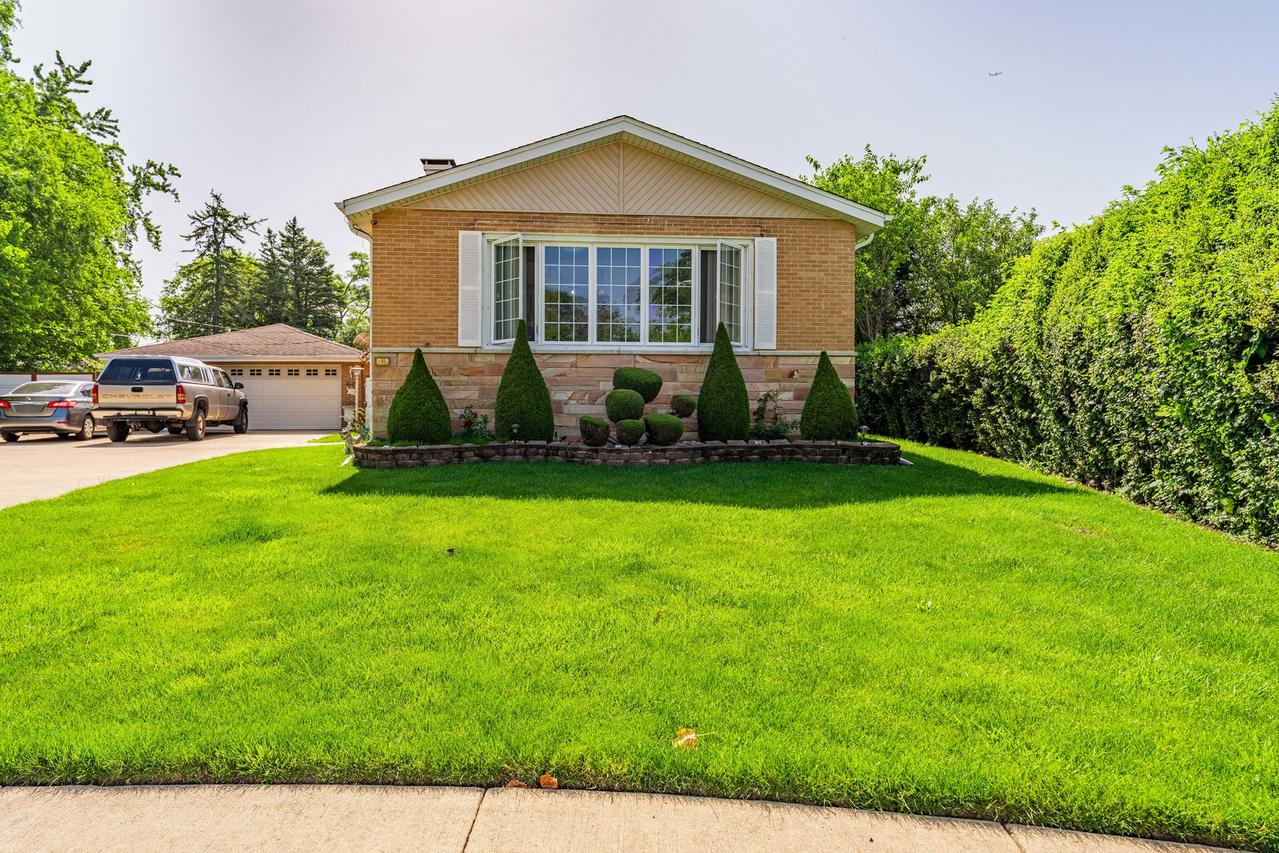 433 E Cherry Hill Dr., Addison, IL 60101