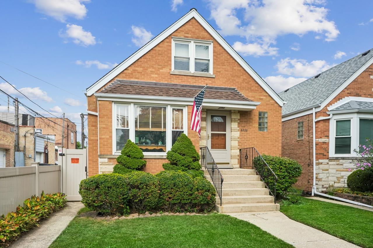 6228 W Huntington St., Chicago, IL 60646