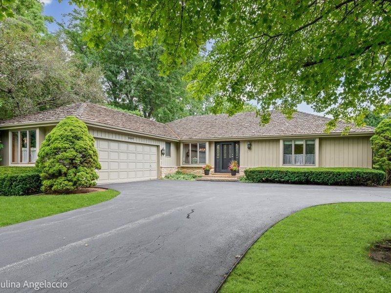 990 Burridge Ct., Libertyville, IL 60048