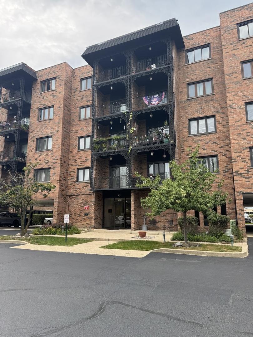 9374 Landings Ln. #201, Des Plaines, IL 60016