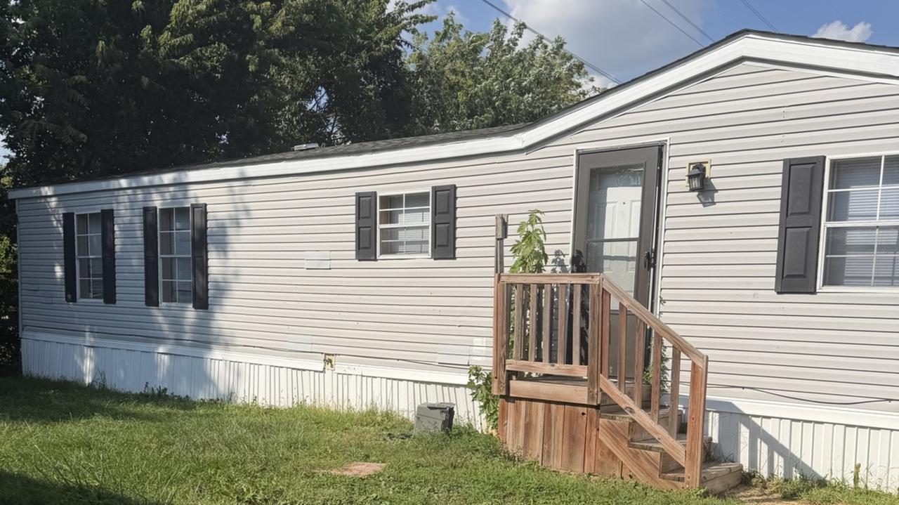 790 Maple Ln., Justice, IL 60458