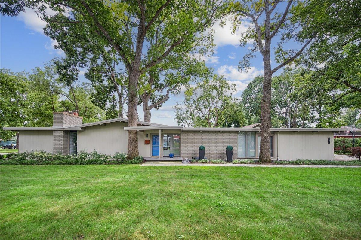 286 Avon Ave., Northfield, IL 60093