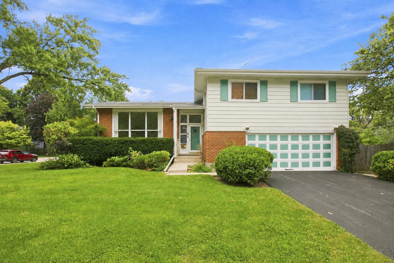 1103 Kenton Rd., Deerfield, IL 60015