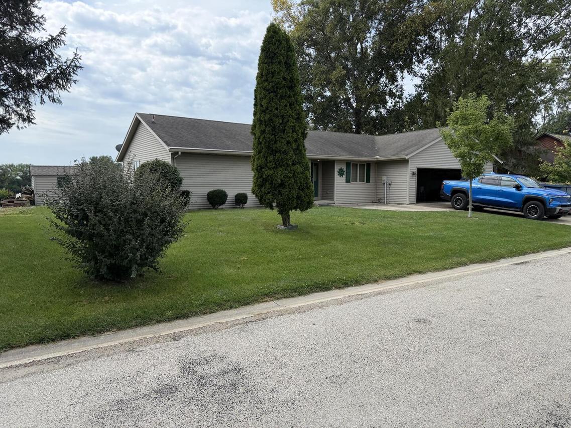 29 N Shoreline Dr., Mansfield, IL 61854