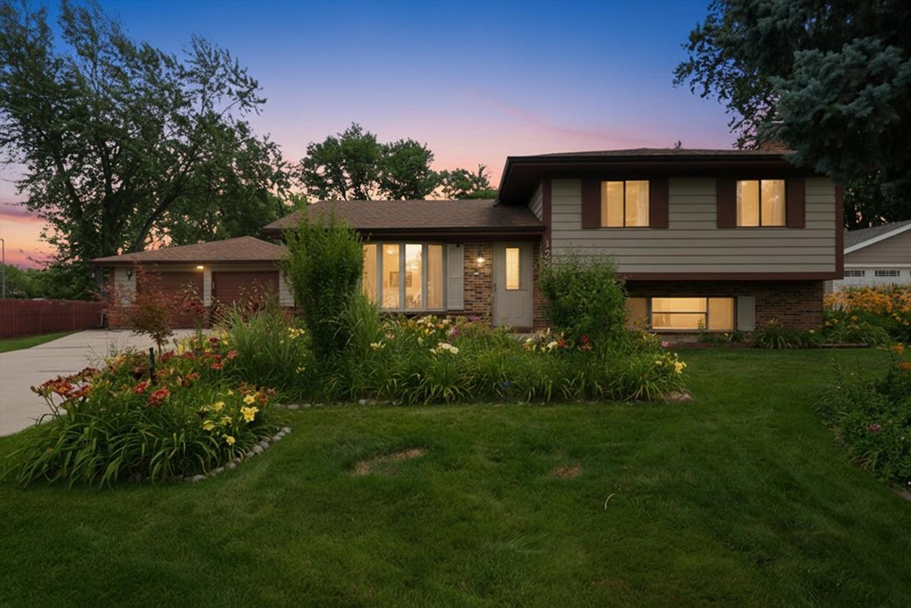127 Barrett Ln., Schaumburg, IL 60193