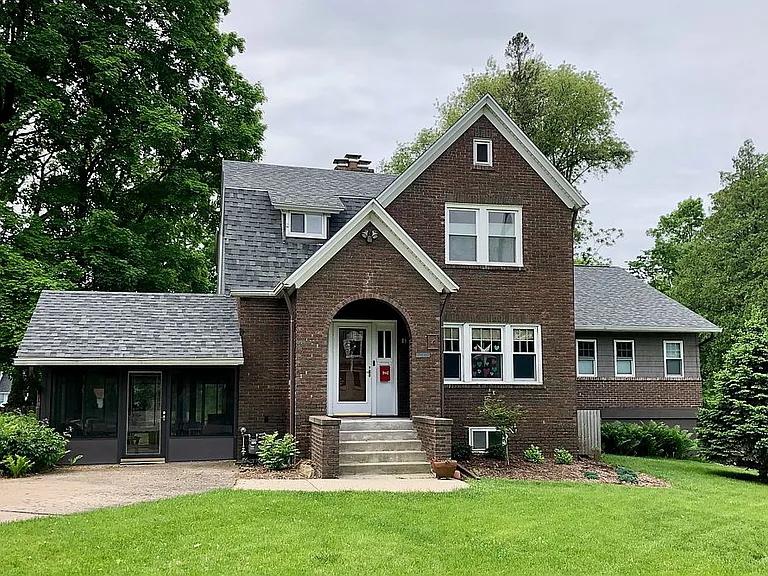 1312 33rd Ave., Moline, IL 61265