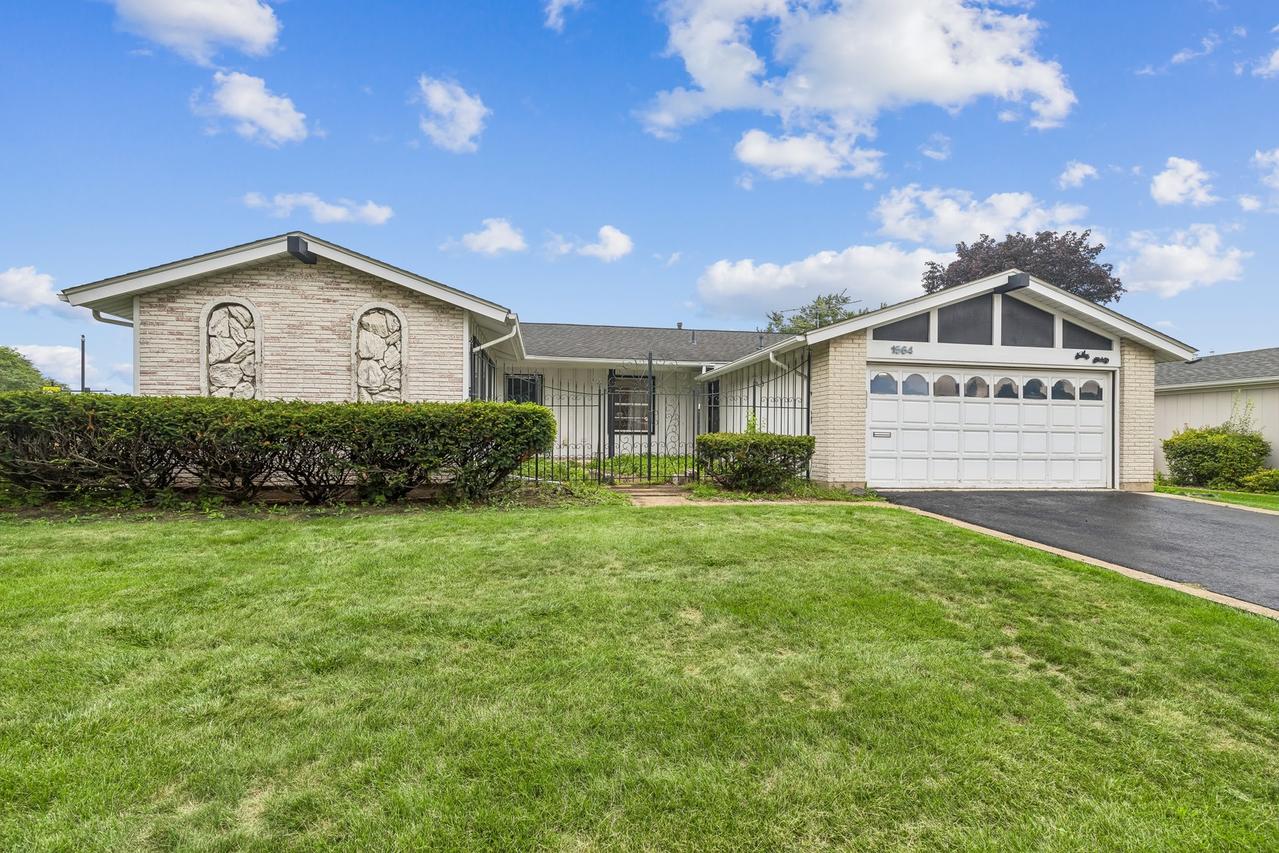 1564 White Tr., Elk Grove Village, IL 60007