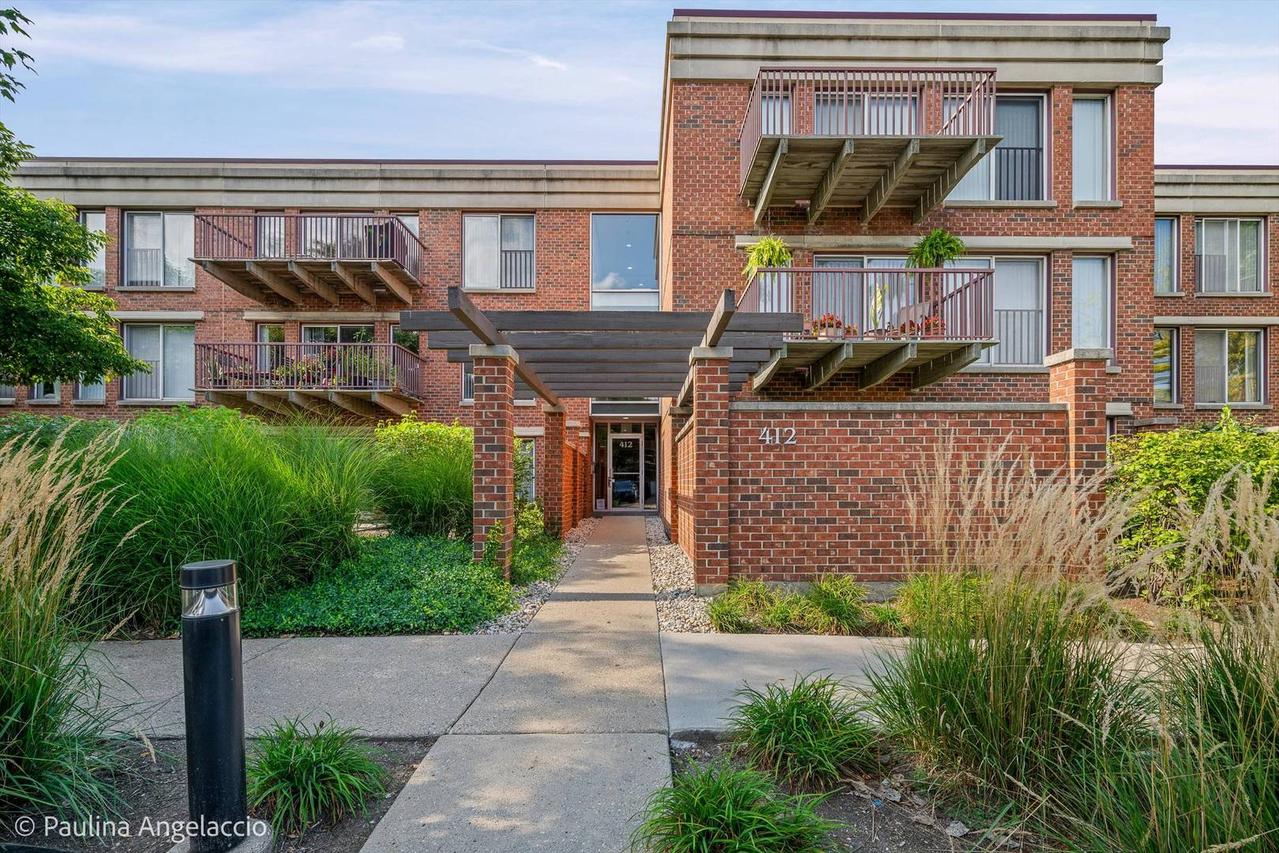 412 Kelburn Rd. #212, Deerfield, IL 60015