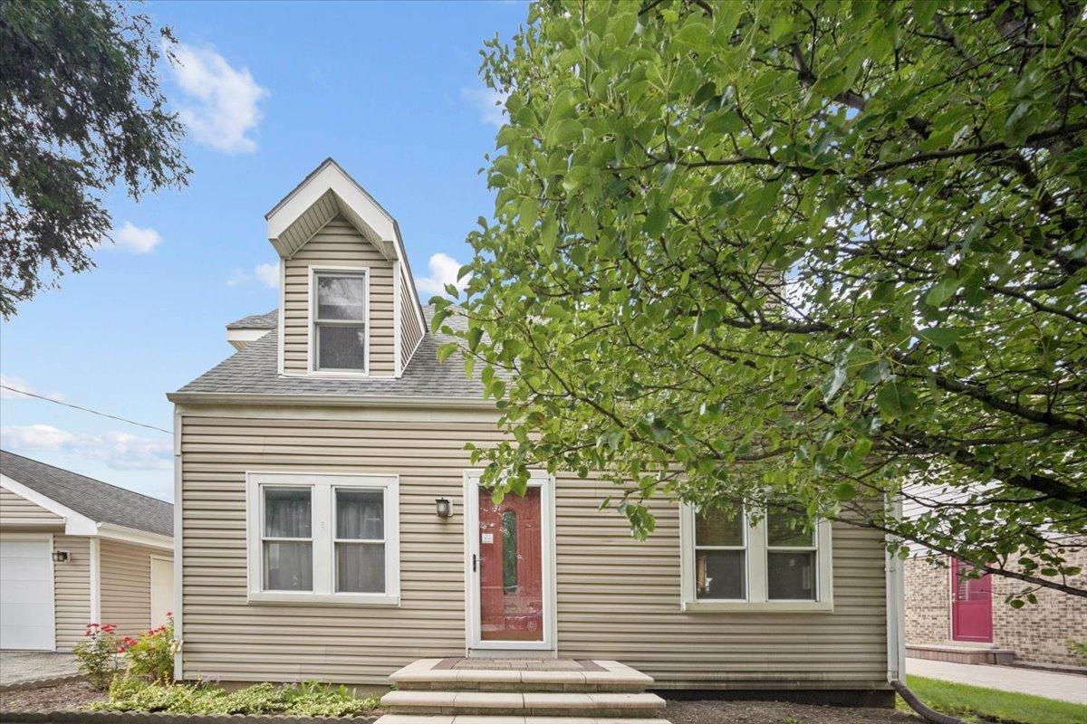 2158 Elmira Ave., Des Plaines, IL 60018