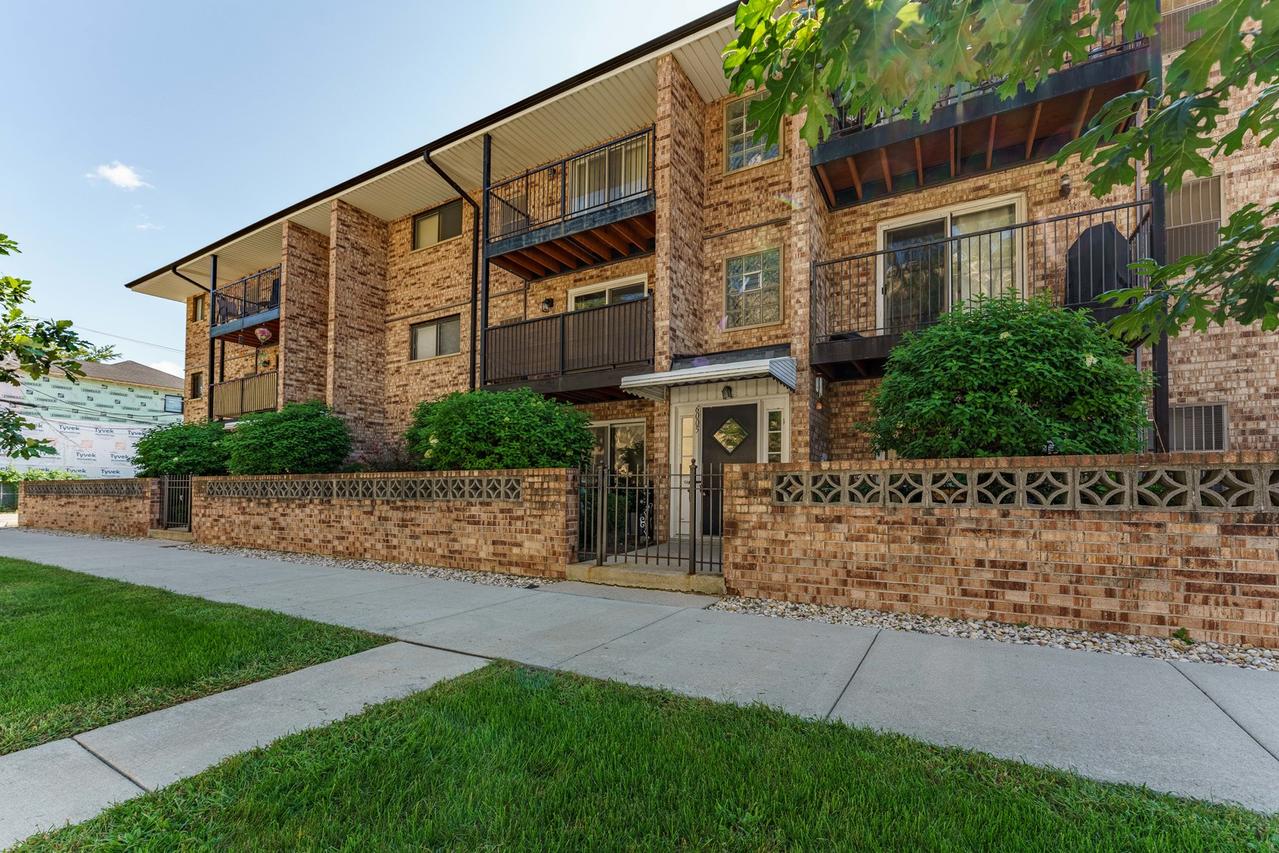 6005 N Neola Ave. #1B, Chicago, IL 60631
