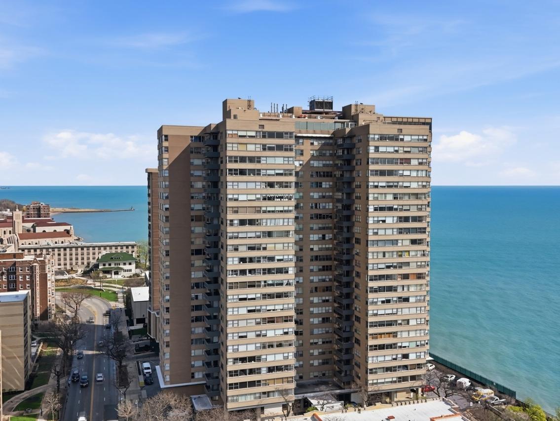 6301 N Sheridan Rd. #17R, Chicago, IL 60660