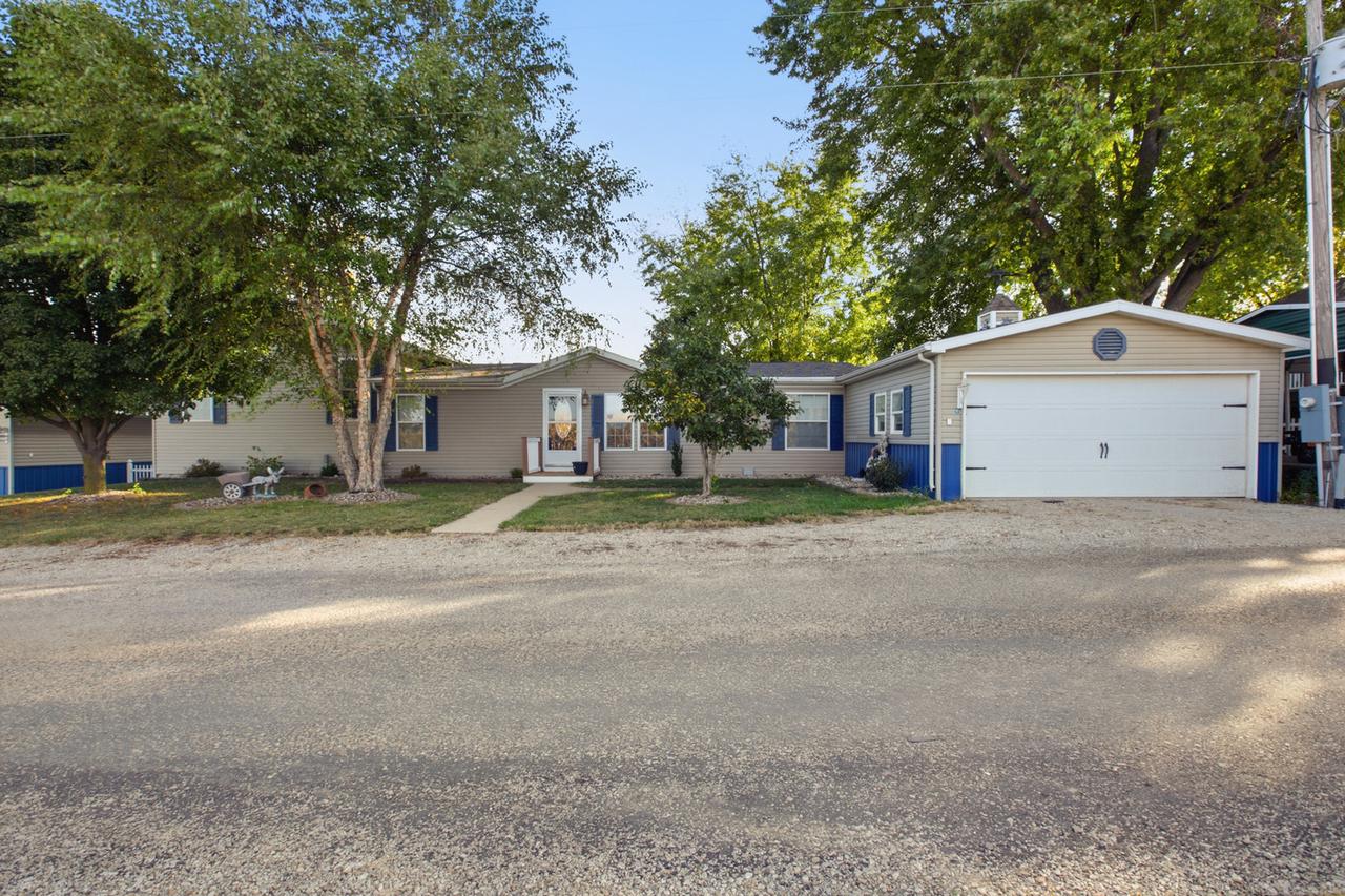 180 Clear Creek Dr., Neoga, IL 62447