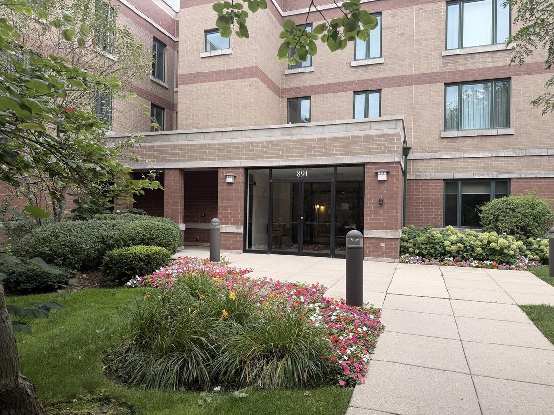 891 Central Ave. #219, Highland Park, IL 60035
