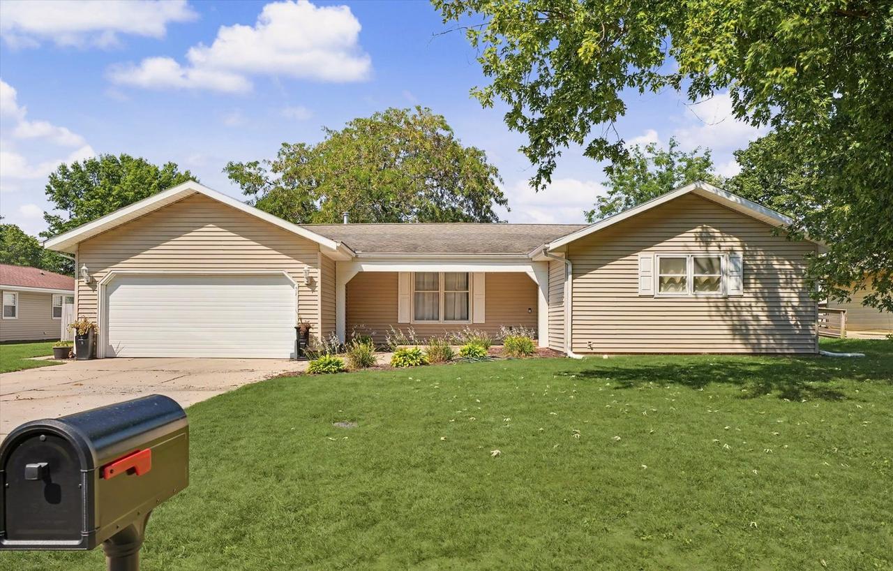 908 Hillside Ct., Monticello, IL 61856